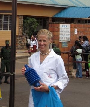 D-Lab Scale-Ups fellow Danielle Zurovcik holding the Wound-Pump, a simplified negative pressure wound therapy (NPWT) device.
