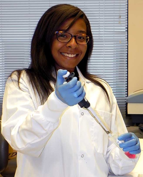 Kayla Robinson focused on high and low glucose concentrations and their effect on cartilage from cows’ knees. She conducted an experiments with high glucose, low glucose, high glucose with IL 1, and low glucose with IL 1, measuring the release of glycoaminoglycan (GAG), a sugar-like molecule, released from the (IL-1) protein. 
