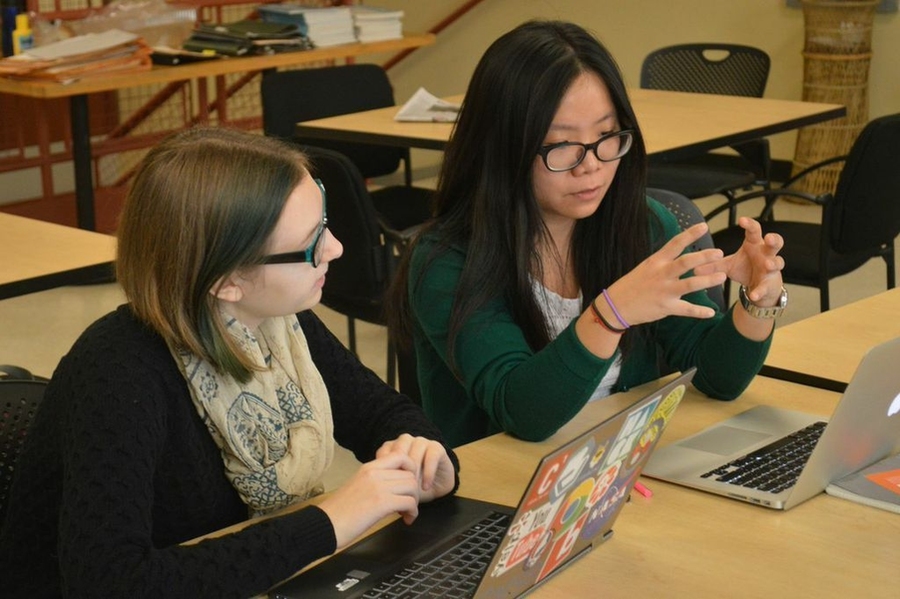 CEE graduate student Ruby Fu (right) mentors first-year Mini-UROP student Elise Bickford.
