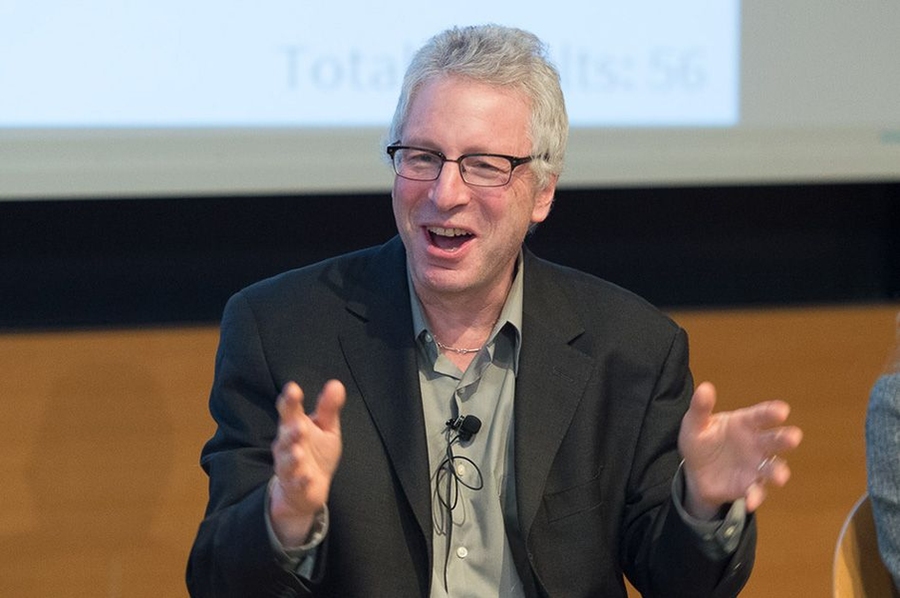 Tom Levenson, director of MIT’s program in science writing, emphasized the need to communicate with people through compelling personal stories.