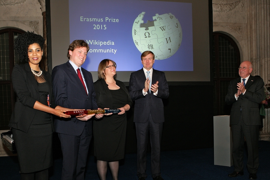 King Willem-Alexander of the Netherlands (center) and Martijn Sanders (right), chair of the board of the Praemium Erasmianum Foundation, present the prize to Wikipedia representatives (l-r) Adele Vrana, Lodewijk Gelauff, and Phoebe Ayers.