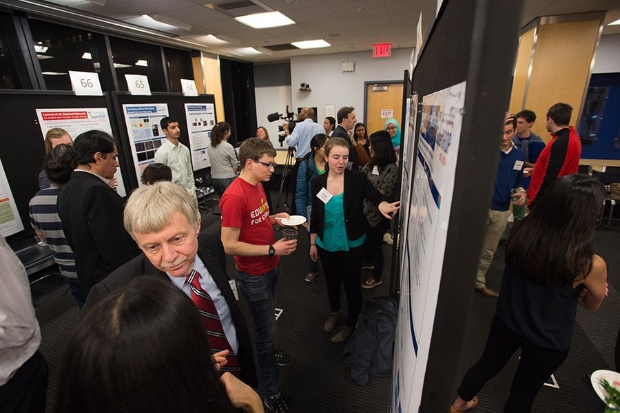 SuperUROP students presented an update on their research to MIT faculty and researchers at the SuperUROP mid-year research preview. 

