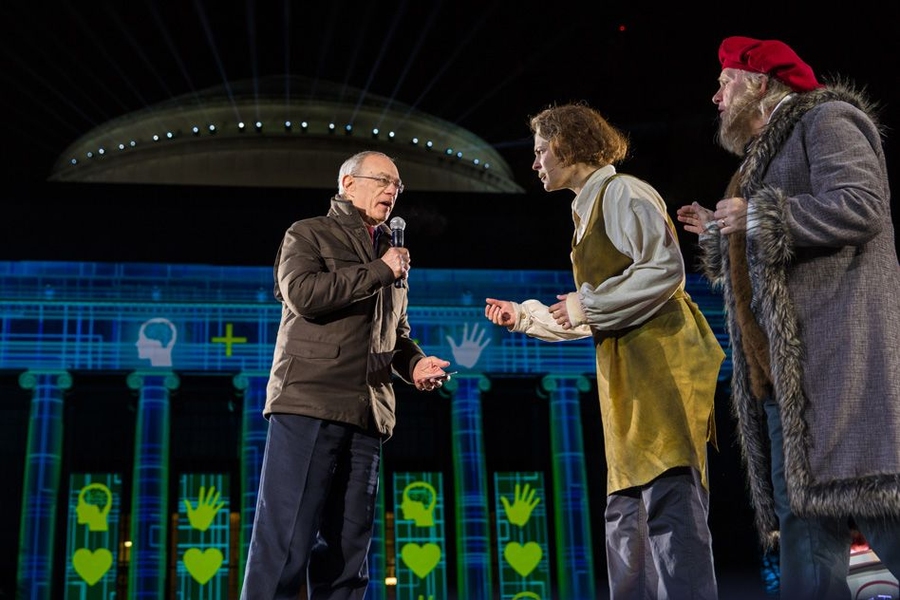 MIT President L. Rafael Reif asks Mens and Manus if they would like to take a selfie. 
