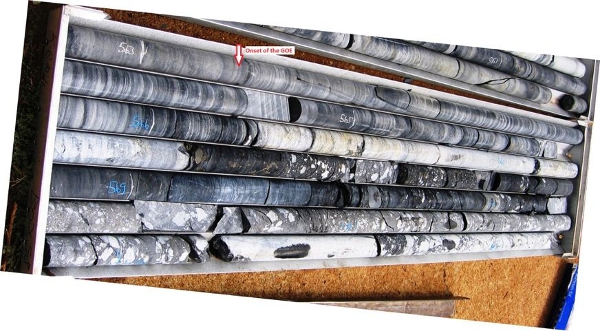 To get a more precise timing for the GOE, Genming Luo first analyzed rocks from around this period. Luo was looking for a particular sulfur isotope pattern called mass-independent fraction of sulfur isotopes (S-MIF) in order to determine when oxygen first appeared in the Earth’s atmosphere.
