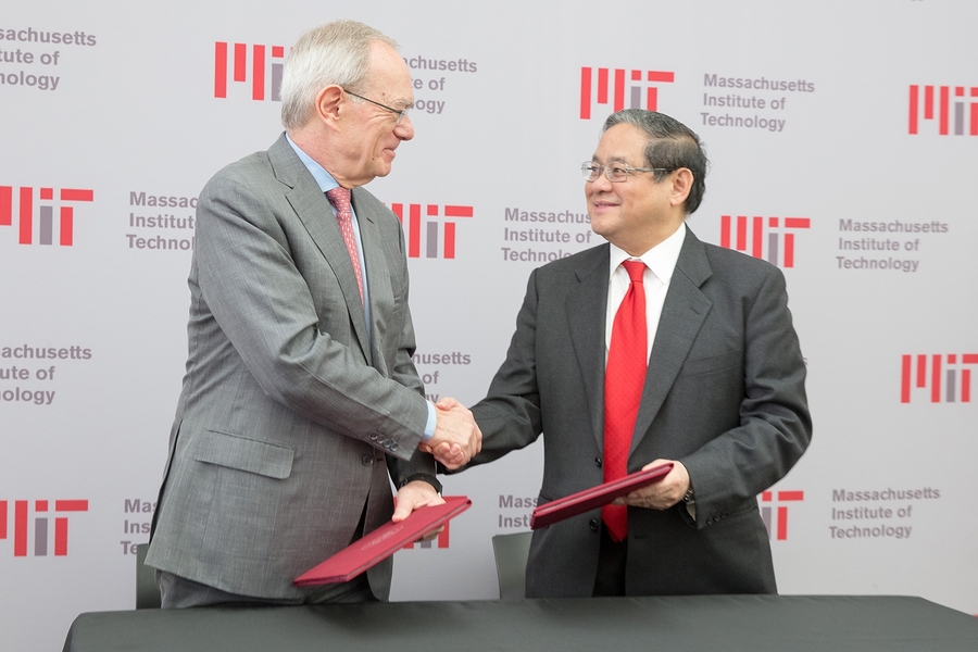 MIT President L. Rafael Reif (left) and Victor Fung ’66 shake hands following Fung’s gift to MIT in support of makerspaces. 
