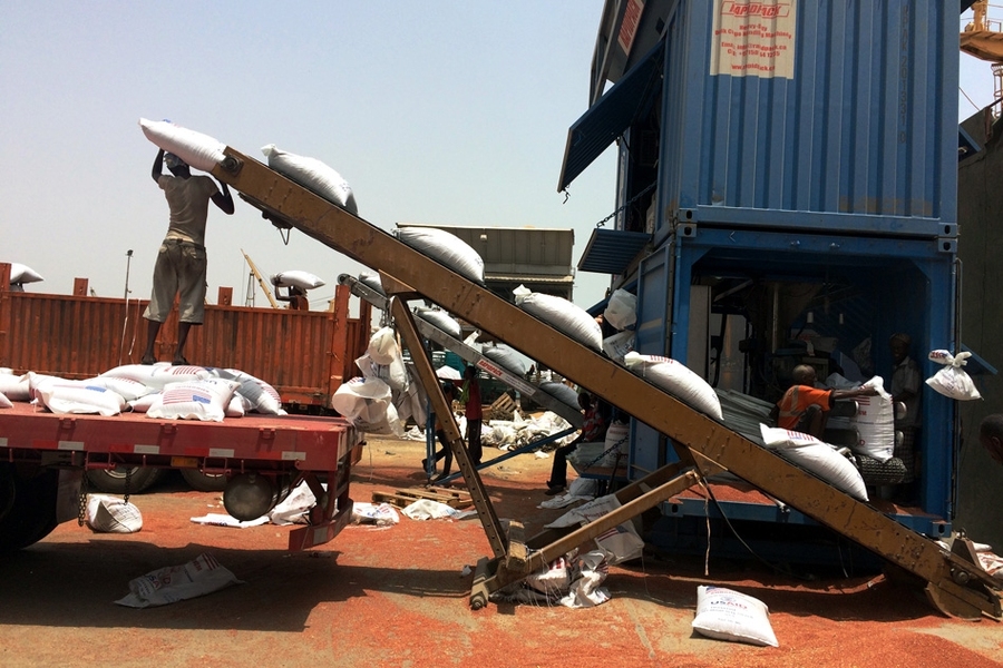 Most current food aid shipments, MIT PhD student Mark Brennan says, “have been using the same packaging for decades,” mostly paper and woven polypropylene bags. Pictured are food aid operations at an African port.
