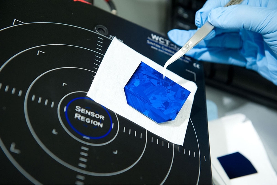 A close-up of the silicon wafer and the sensor region over which the average is taken.