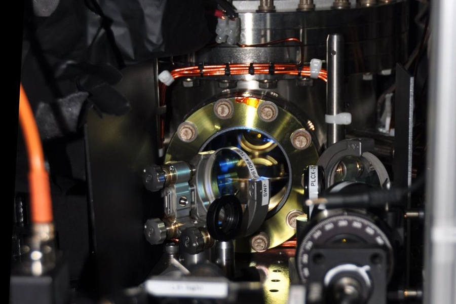 This image shows the equipment used by the Ketterle group to create a supersolid.
