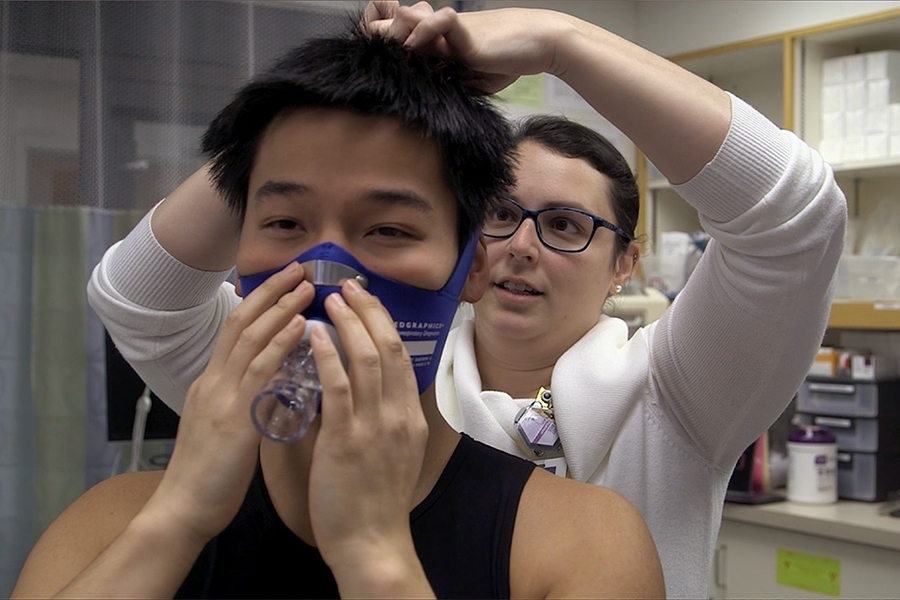 Alexander Mok (left) tests his group’s cardiopulmonary assessment device with Exercise Physiologist Casey White (right) in the Cardiopulmonary Exercise Testing Laboratory at Massachusetts General Hospital. 