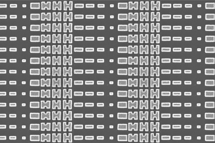 A larger view of the array of meta-atoms which perform as a lens to focus mid-IR rays, which ordinary glass and other visually transparent materials can’t do because they are opaque at these wavelengths.