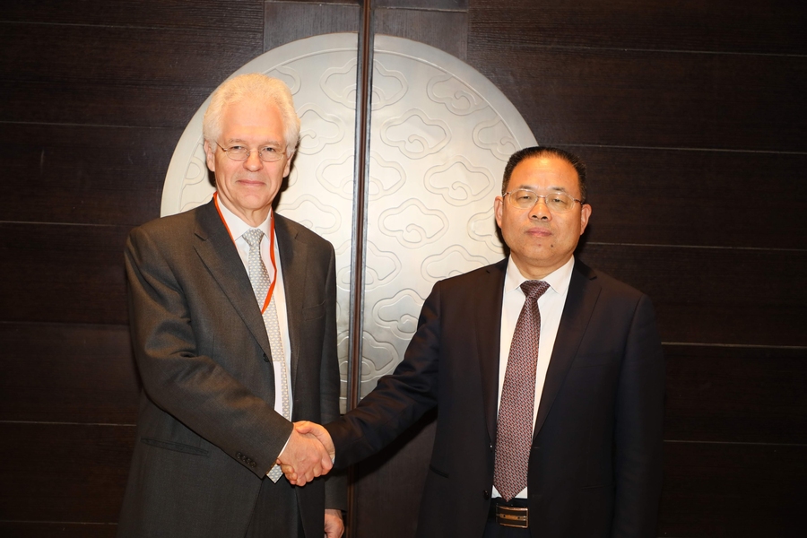 Richard Lester (left), MIT associate provost for international activitie, meets with Ruihua Niu, vice director of Zhengdong New District Committee, in Beijing.