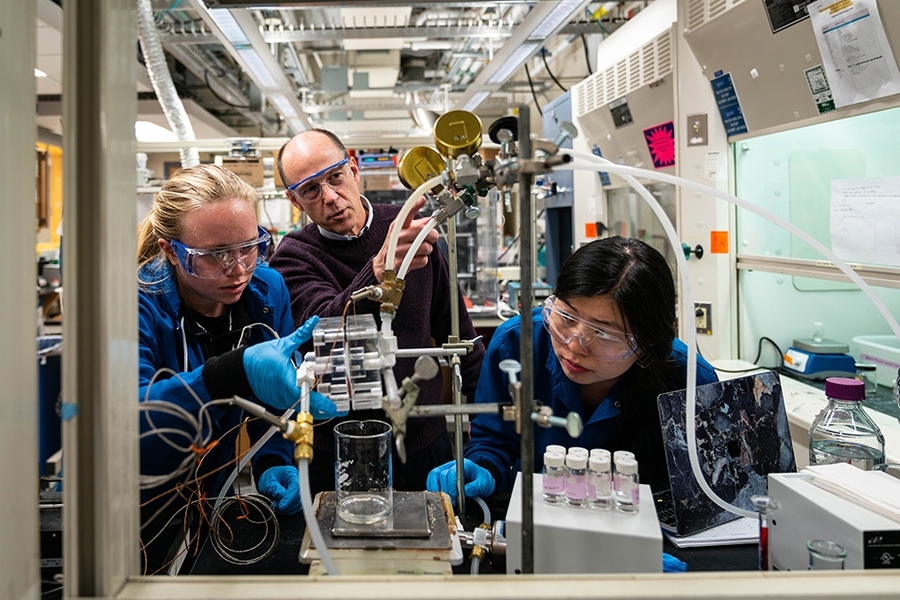 Professor Gregory Rutledge advises two students in 10.26/27/29 (Chemical Engineering/Energy/Biological Engineering Projects Laboratory).