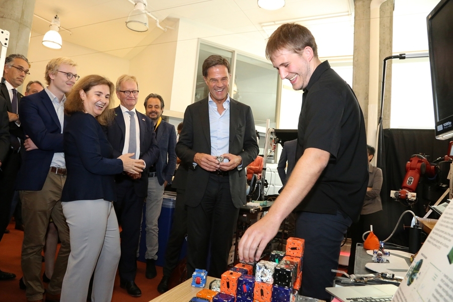 Rutte watched demonstrations of several CSAIL robotics projects, including this one, which is developing self-reconfiguring robotic blocks.