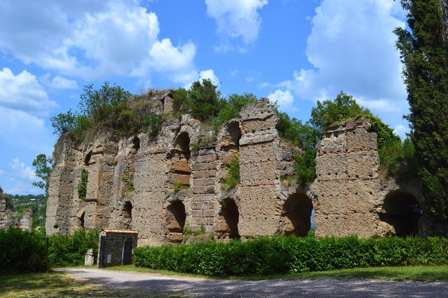 Students examined the ancient Roman aqueduct Aqua Anio Novus with aqueduct expert Professor Duncan Keenan-Jones from the University of Queensland. 