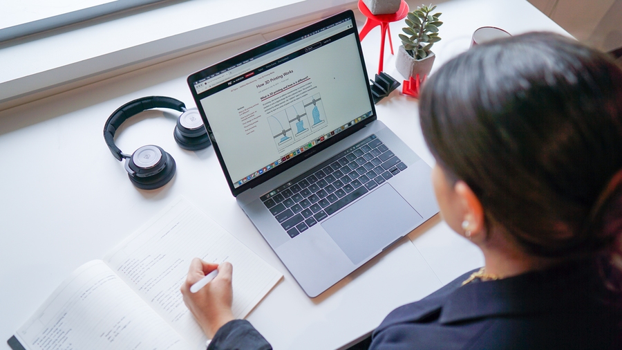 The MIT Horizon learning platform contains bite-sized articles, videos, and podcasts on emerging technologies, with early topics including additive manufacturing, artificial intelligence, blockchain technology, and robotics.