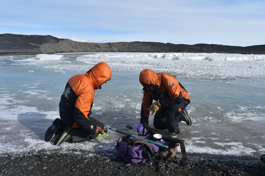 Ian Hawes (left) and Roger Summons sample mats and water. 