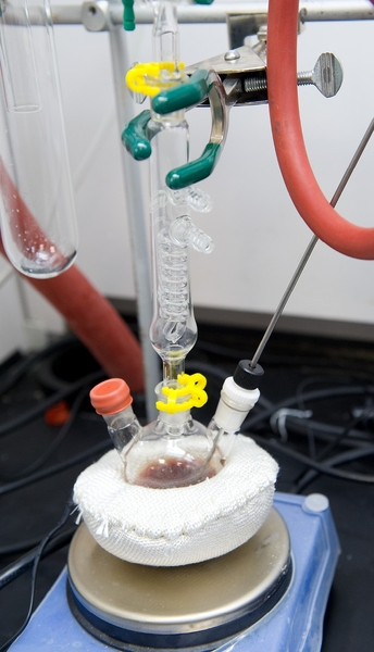 In this device, the researchers synthesize the manganese oxide nanoparticles that catalyze olefin-to-epoxide conversion inside their electrochemical cell when voltage is applied. Nanoparticle synthesis begins with the injection of a precursor called manganese acetate into a solvent. 