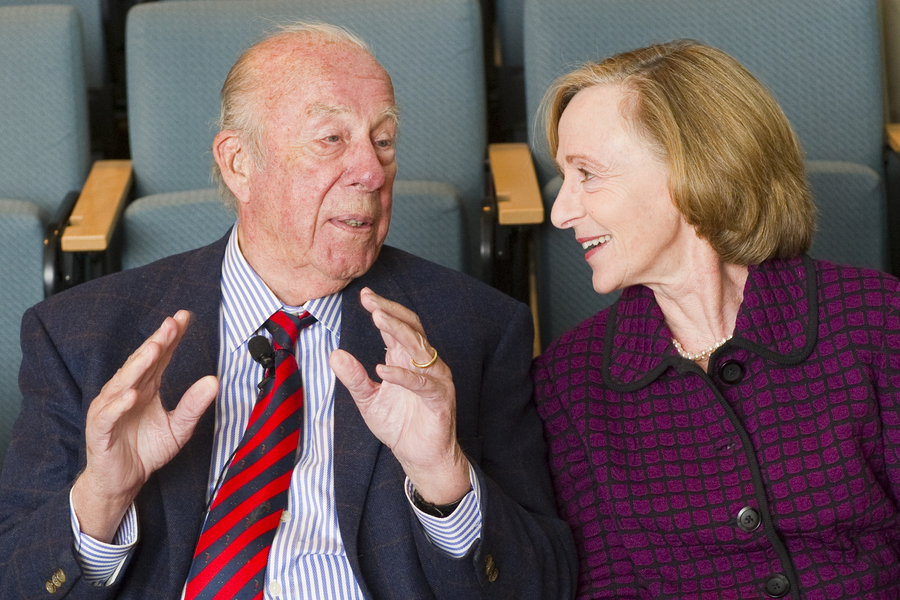 Photo of George Shultz sitting with Susan Hockfield 