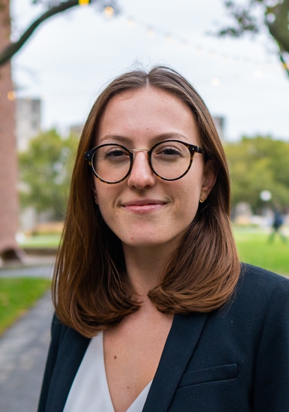 Headshot photo of Chloé Gengten, with trees in the background