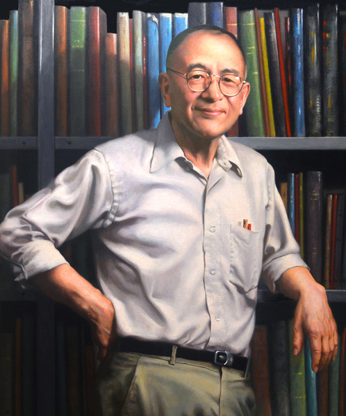 Photo of an older Nelson Kiang posing in front of a bookcase