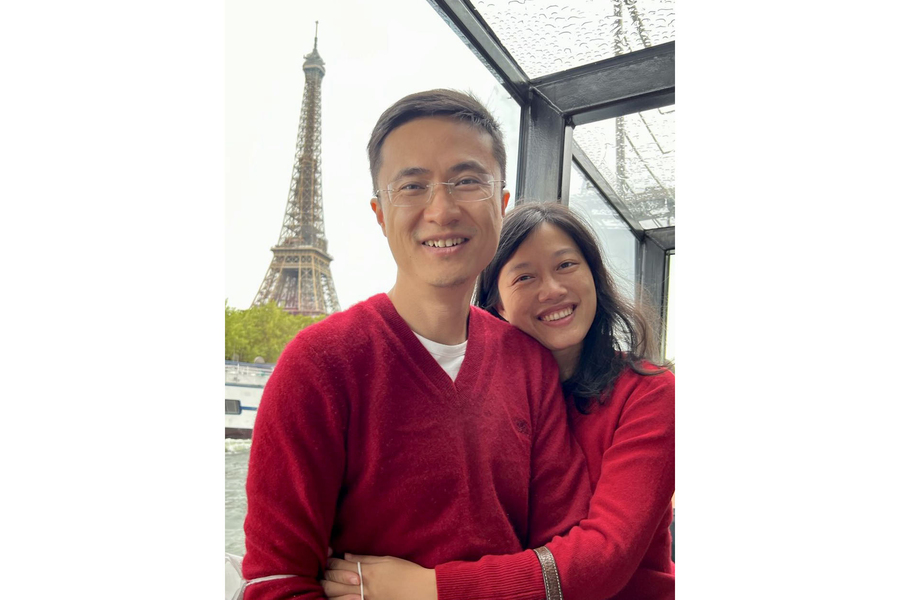 Photo of Juno Wei Chen and Hong Ru posing together with the Eiffel Tower in the background