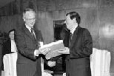 President Charles Vest and Chinese Premier Zhu Rongji exchange gifts before the Premier delivered his address in Kresge Auditorium.