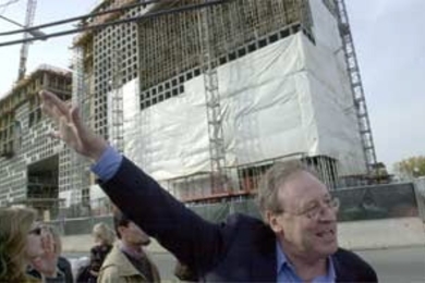 Dean of the School of Architecture and Planning William J. Mitchell gave a slide presentation, and then a walking tour for MITAC of all the new construction going on around campus. Here he gestures in front of Simmons Hall.