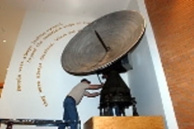 Lincoln Laboratory technicians including Frank Rittershaus (pictured) restored the SCR-615B radar antenna and installed it as part of the permanent display on the history of Building 20 located in the Stata Center's Dreyfoos Tower. Inside the crate-like pedestal beneath the antenna is a Building 20 time capsule created in 1998-99 by UROP students Tanisha Lloyd (S.B. 1999) and Sonia Tulyani (S.B. 2...
