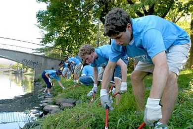 Freshmen clipped weeds and cleaned along the banks of the Charles River in Boston on Sept. 3 as part of the annual community service event CityDays. <a onclick="MM_openBrWindow('frosh-citydays-enlarged.html','','width=509, height=583')"><span onmouseover="this.className='cursorChange';">Open image gallery</span></a><noscript> <a href="frosh-citydays-enlarged.html"><em>(no JavaScript)</em></a>...