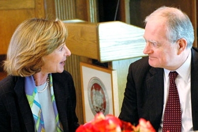 MIT President Susan Hockfield chats with John Marburger, science advisor to President Bush, at a luncheon held Thursday, Oct. 20, as part of a daylong MIT workshop on engineering education.