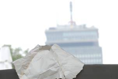 This egg-drop contestant made it only partway down -- to the top of the door into the Green Building -- then broke on impact. The egg drop contest was part of an Aug. 28 orientation event sponsored by Terrascope, a learning community for freshmen that focuses on earth sciences and the environment.  <a onclick="MM_openBrWindow('eggdrop-4-enlarged.html','','width=509, height=583')">
<span onmouseov...