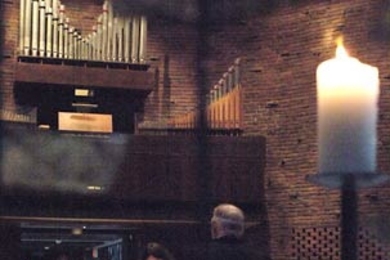 Jean Rife, a lecturer in music and theatre arts at MIT, lit a candle for one of the victims of the shootings at Virginia Tech at an interfaith service at the MIT Chapel on Wednesday.