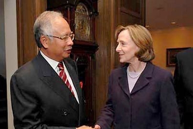 MIT President Susan Hockfield welcomes Dato' Sri Mohd Najib Tun Abdul Razak, deputy prime minister of Malaysia, to a reception she hosted to welcome participants to the 2007 BIO International Convention held in Boston, May 6-9. <a onclick="MM_openBrWindow('bio-1-enlarged.html','','width=509, height=583')">
<span onmouseover="this.className='cursorChange';">Open image gallery</span>
</a>
<noscri...