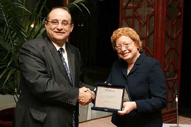 Ellen W. Faran, director of The MIT Press, receives the Grinzane-Cavour Award from Giuliano Soria, President and Founder of the Grinzane-Cavour, at the awards ceremony in Turin, Italy.