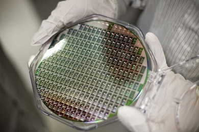 A close up of the chips that use germanium lasers to transmit data.