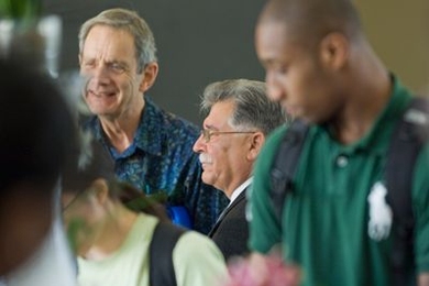 Vélez spoke with MIT faculty and students at a reception prior to Monday's talk. 