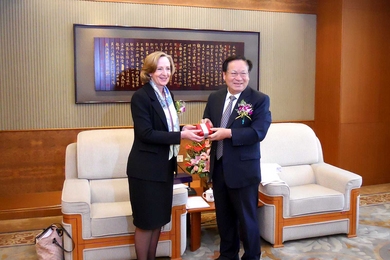 President Hockfield meets Professor Binglin Gu, president of Tsinghua University, on Monday, June 21.

