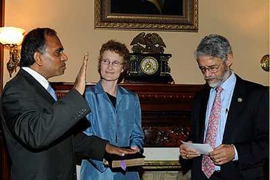 John Holdren ’65, SM ’66, right, formally swears in Subra Suresh as NSF director as Suresh’s wife, Mary, looks on. 