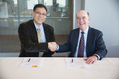 Zhu Zhenqi (left), president of ENN Energy Research Institute, and Robert Armstrong, director of the MIT Energy Initiative, sign the agreement for ENN's membership in MITEI's Center for Energy Storage Research.