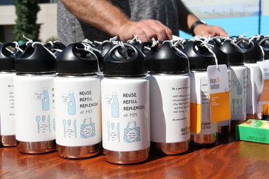 Water bottles designed by architecture student Effie Jia encourage students to take up environmentally friendly habits. 