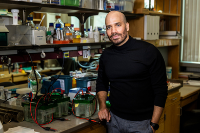 Eliezer Calo in laboratory